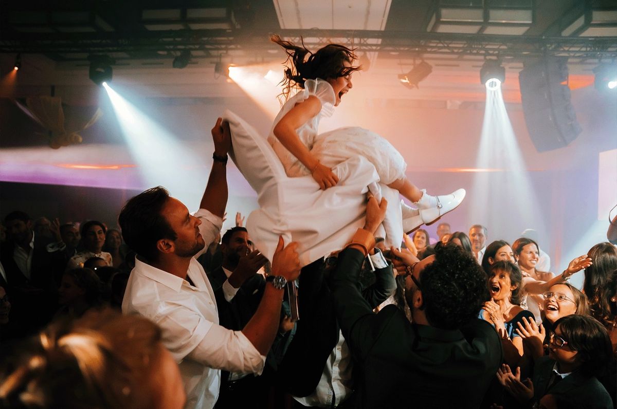 Bar ou Bat-Mitzvah, foule et lumières de scène